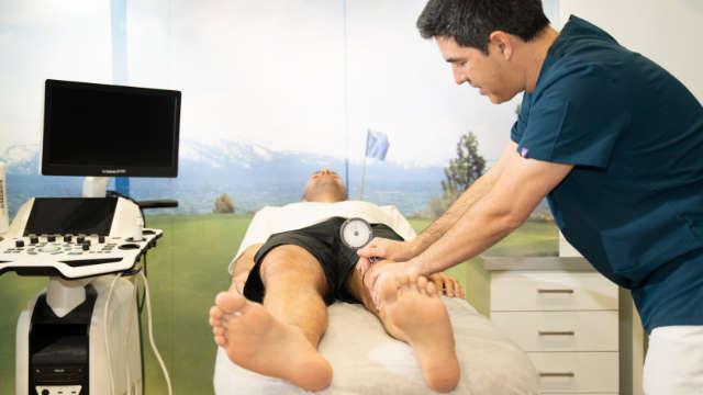 Exploración inicial del paciente en estudio biomecánico Exploración inicial en camilla durante un estudio biomecánico de la pisada